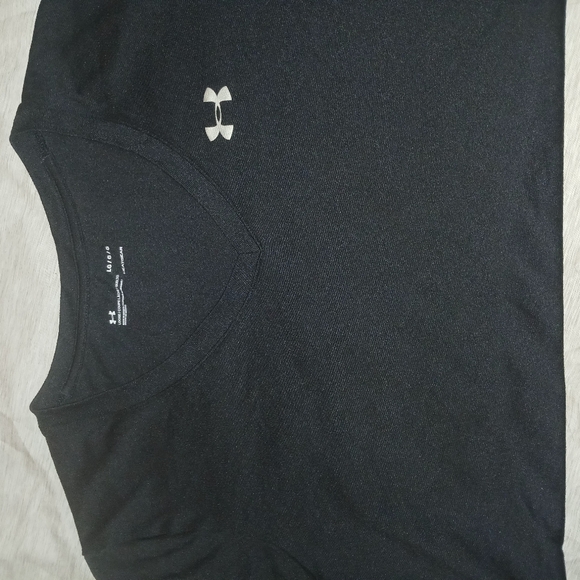 Under Armour Heatgear short sleeve v-neck t-shirt. Size L - Picture 2 of 6